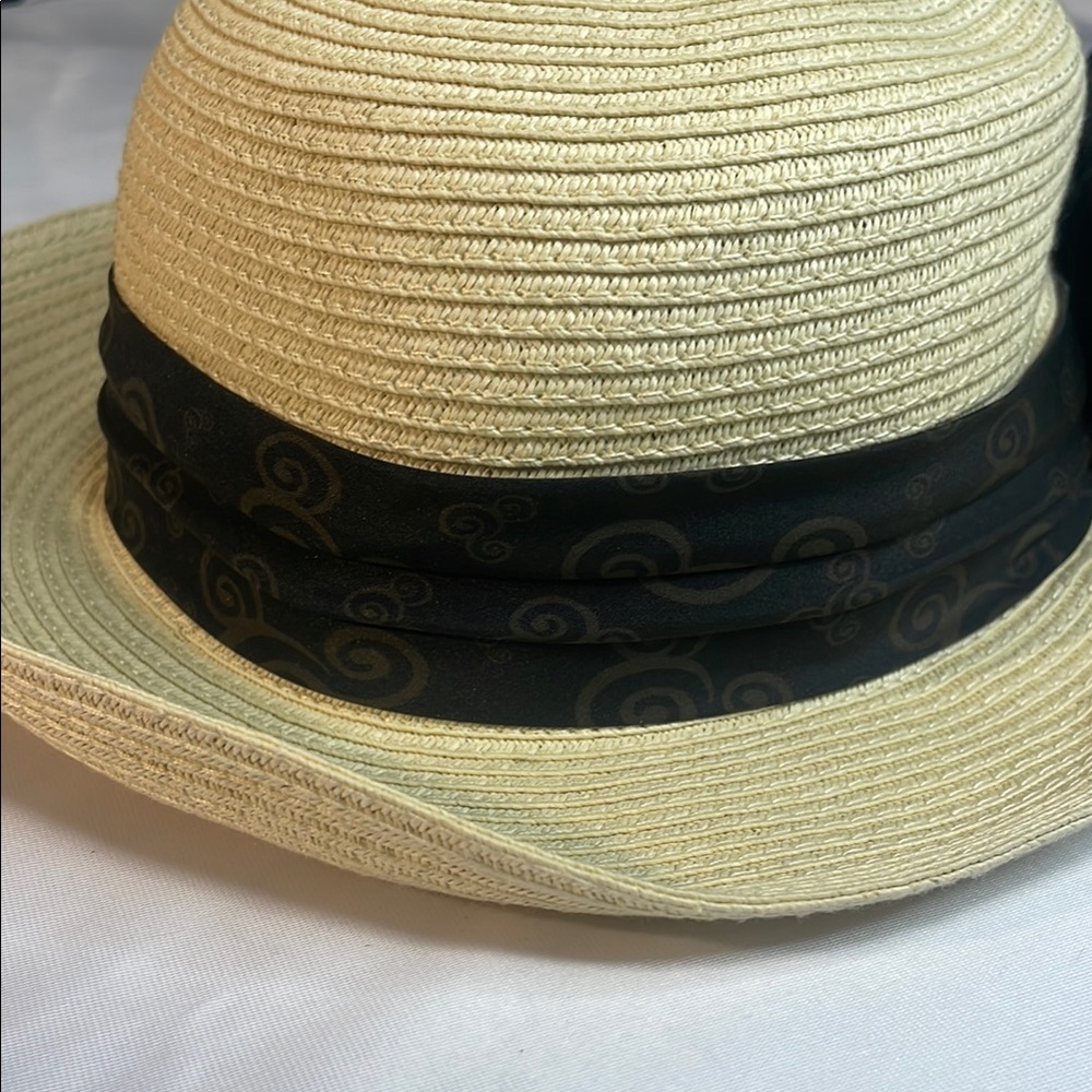 Elegant Cream‎ Hat with Black Ribbon - Picture 3 of 5